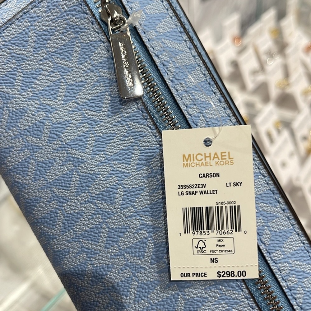 MICHAEL KORS Carson Large Signature Logo Bifold Wallet
Light Sky
NWT - Picture 10 of 16
